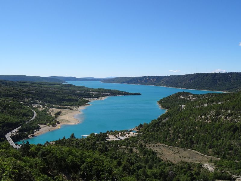 Camping avec commerces à proximité à la Londes les Maures