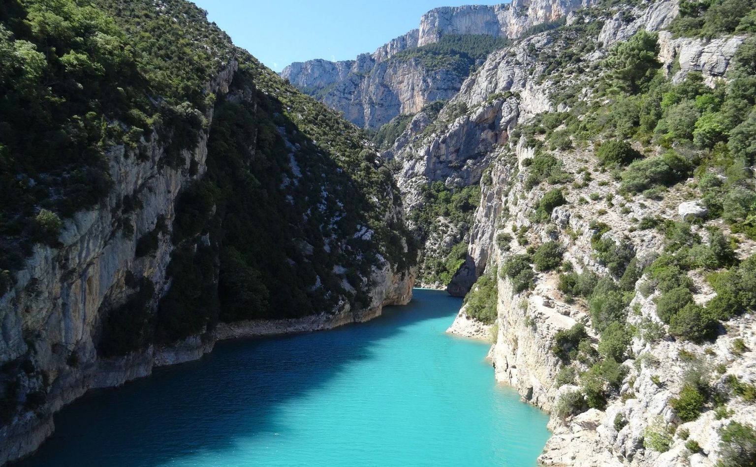 Camping proche rivière-près du Lavandou